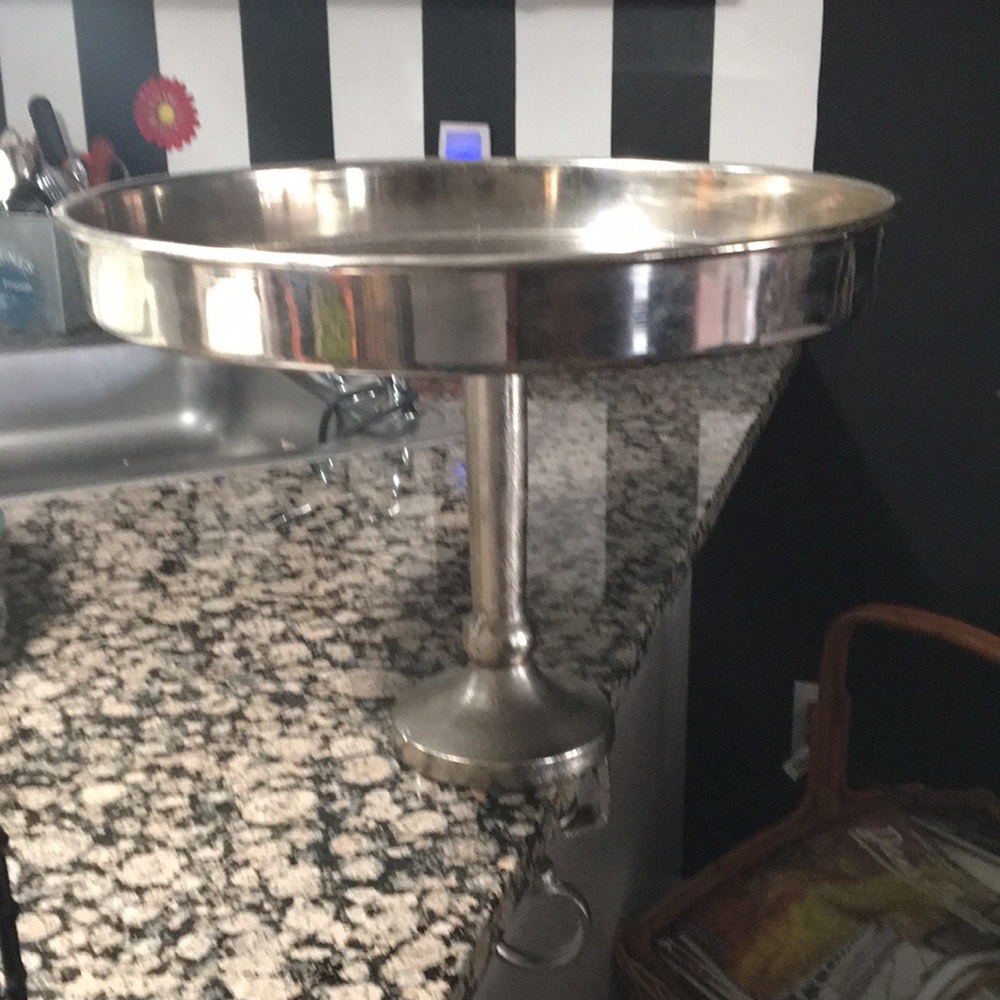 Metal tray server with attachment for counter